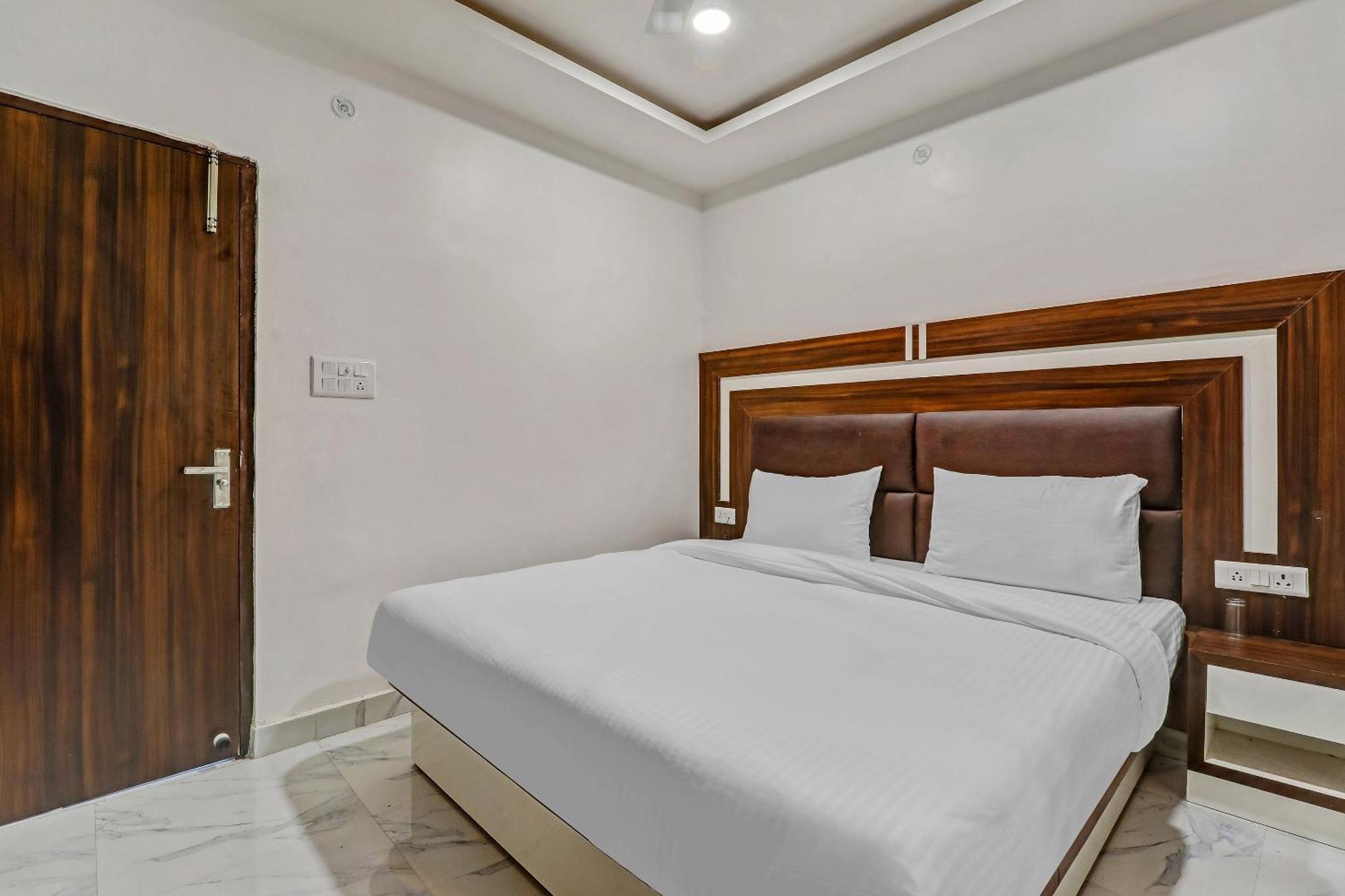 Super Collection O Yamuna Palace Near Gomti Riverfront Park Hasanganj Экстерьер фото