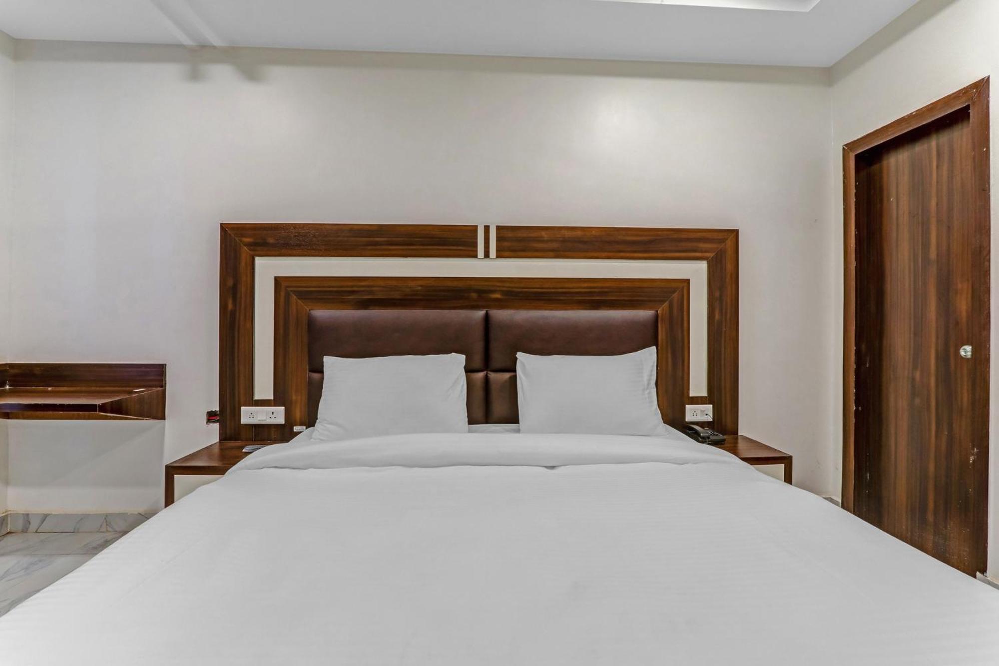 Super Collection O Yamuna Palace Near Gomti Riverfront Park Hasanganj Экстерьер фото