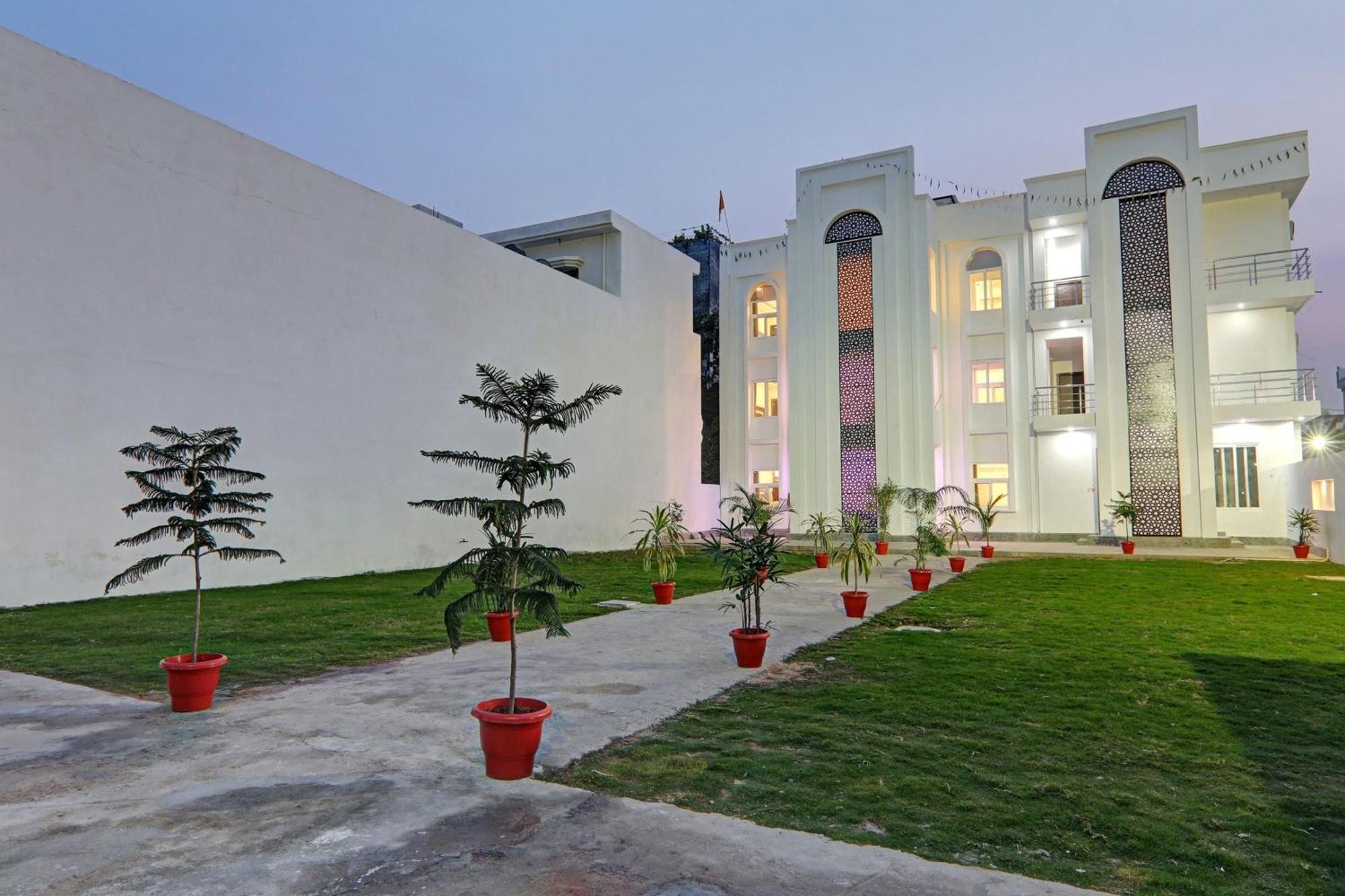 Super Collection O Yamuna Palace Near Gomti Riverfront Park Hasanganj Экстерьер фото
