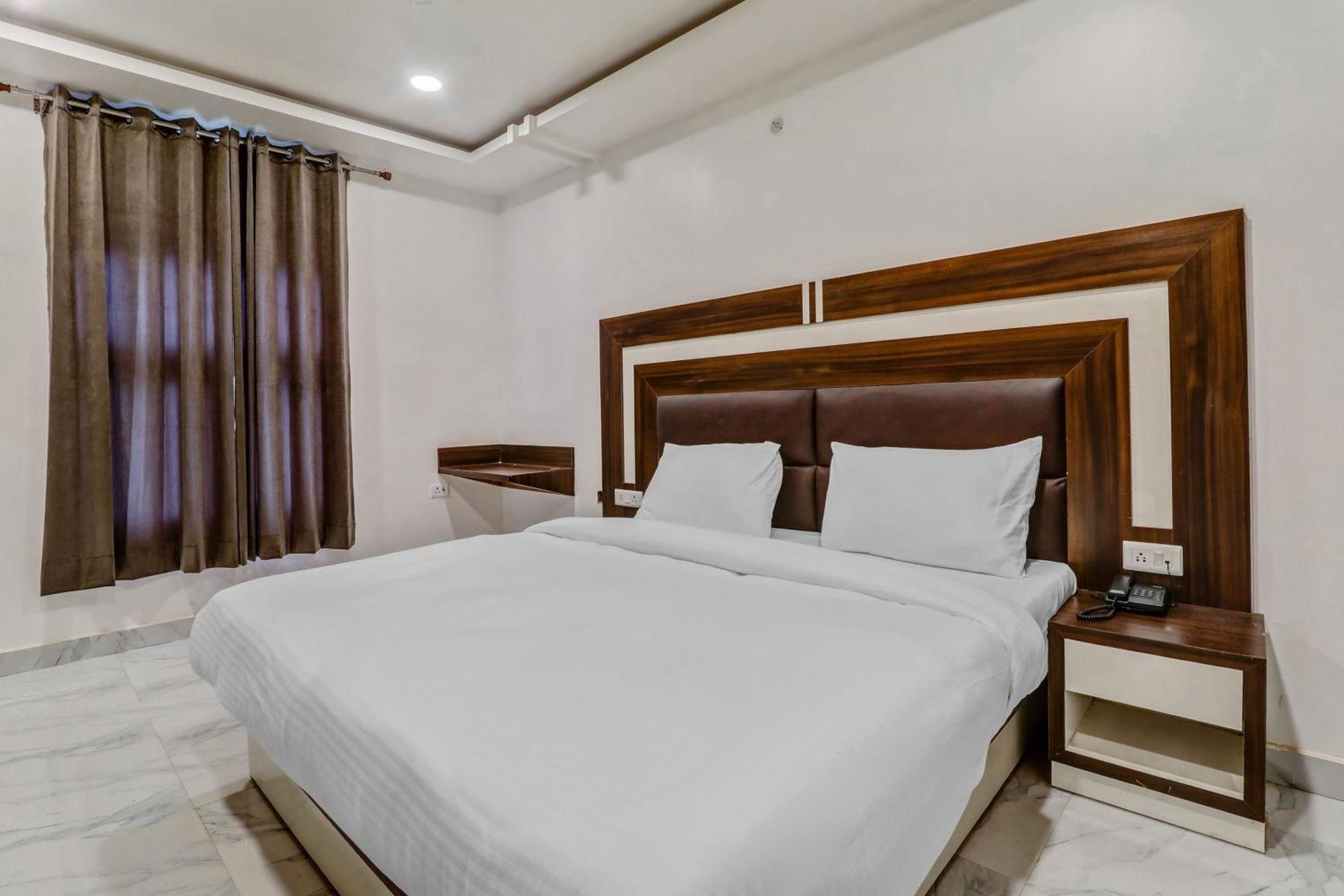 Super Collection O Yamuna Palace Near Gomti Riverfront Park Hasanganj Экстерьер фото