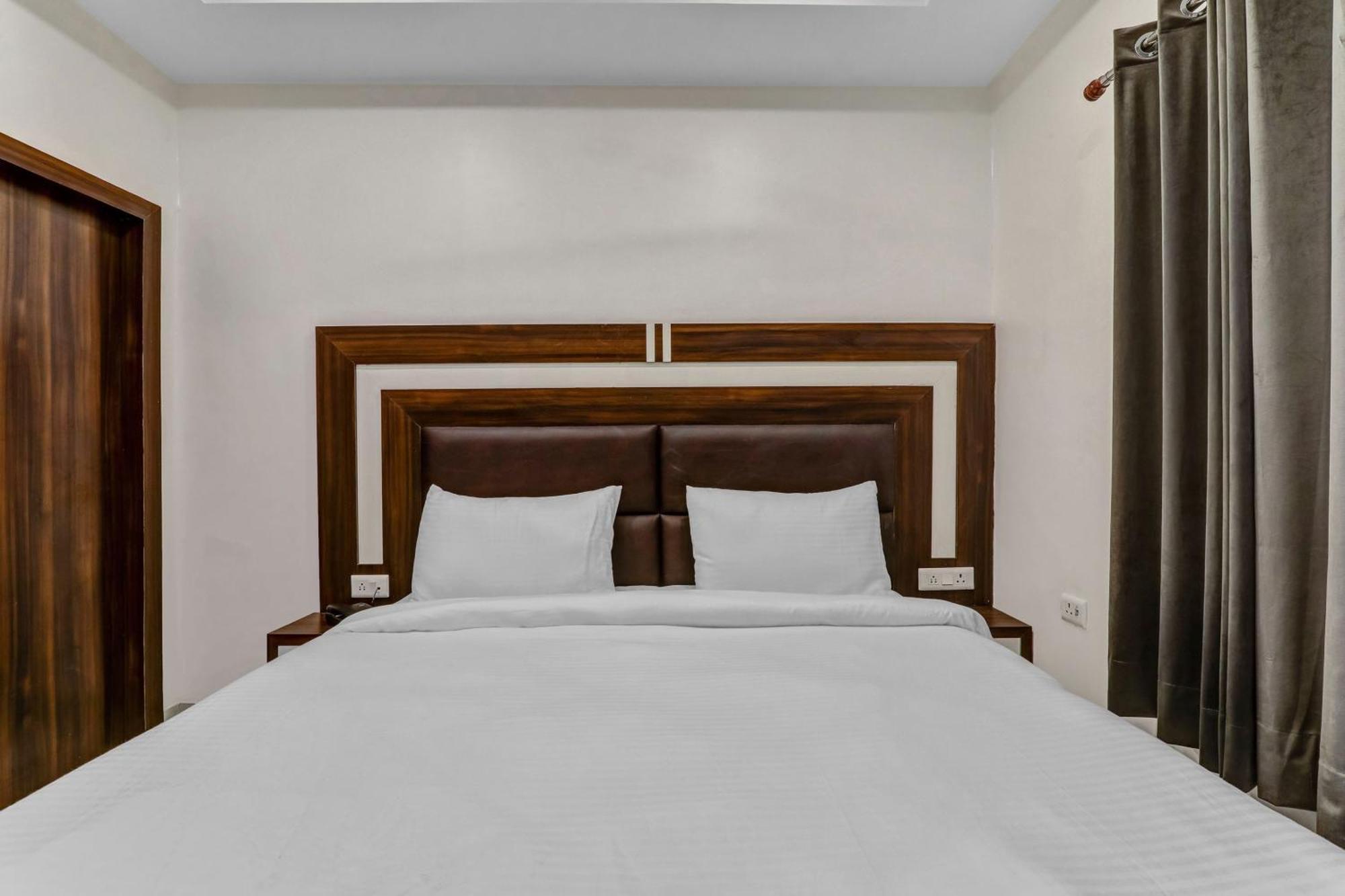 Super Collection O Yamuna Palace Near Gomti Riverfront Park Hasanganj Экстерьер фото
