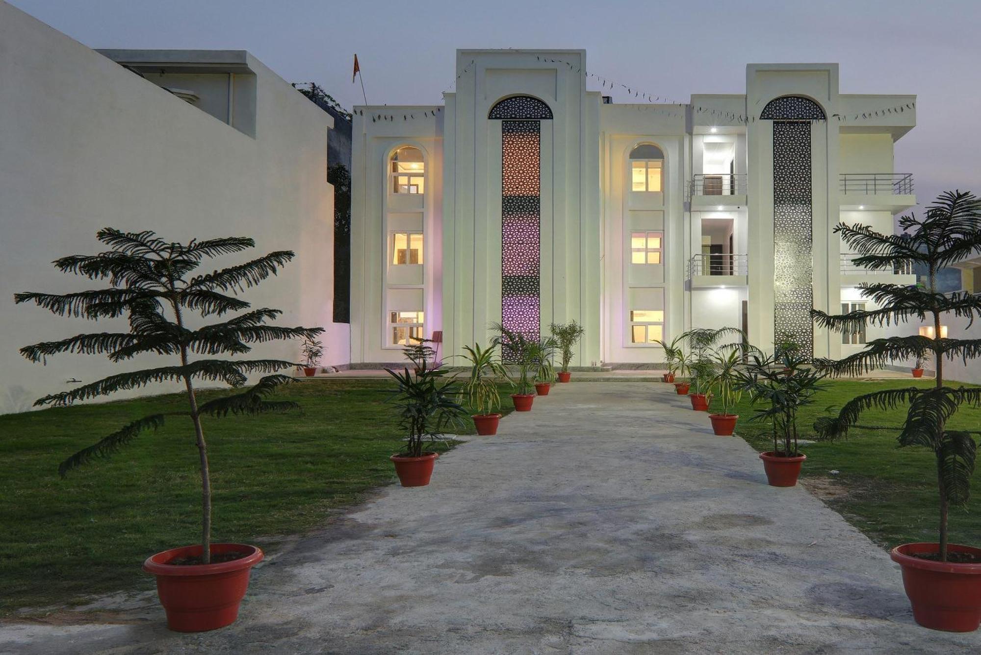 Super Collection O Yamuna Palace Near Gomti Riverfront Park Hasanganj Экстерьер фото